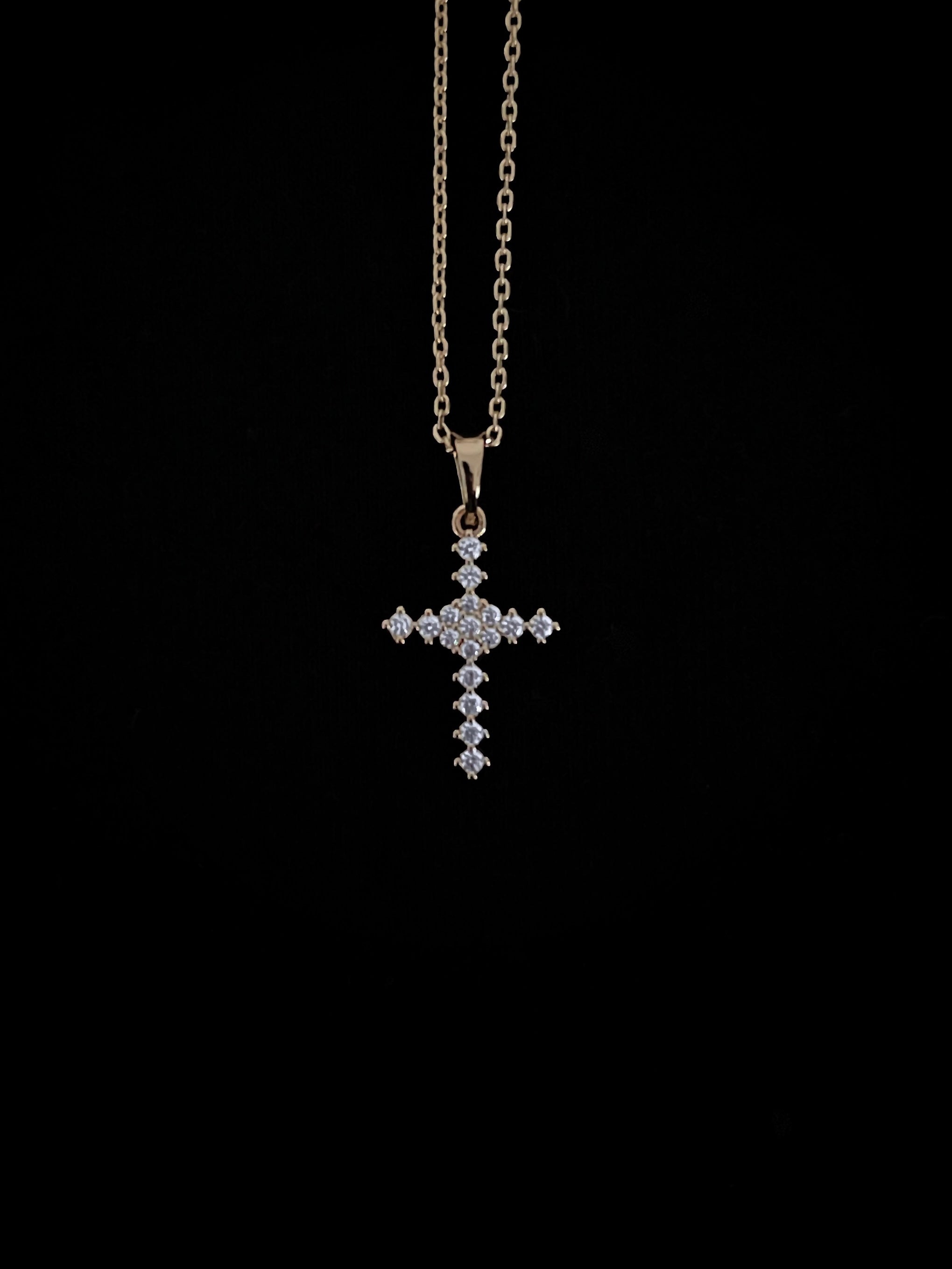 Bijou chrétien avec croix en zircon, collier raffiné pour homme et femme.