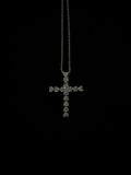 Collier religieux en argent, croix brillante sur chaîne élégante.