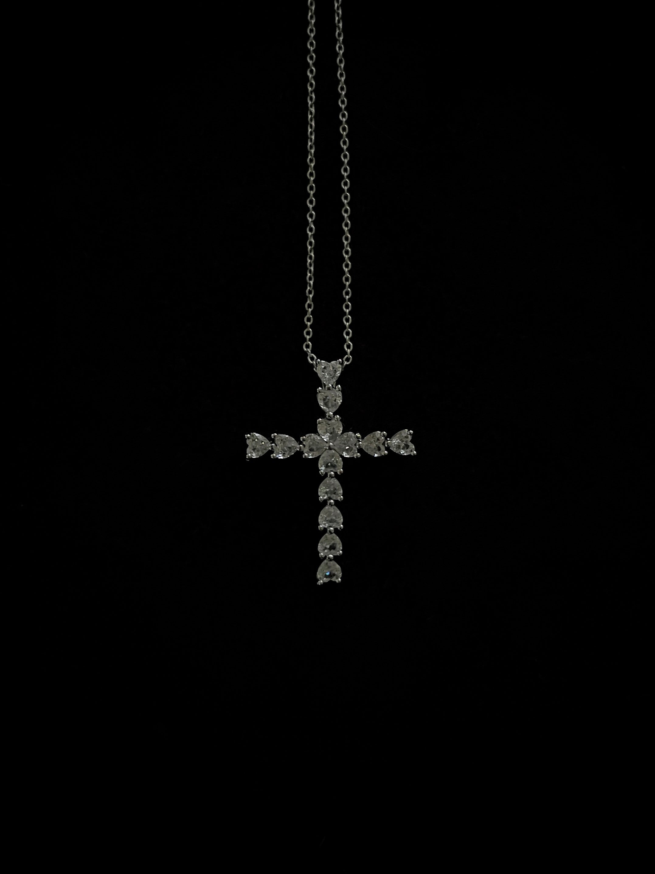 Collier religieux en argent, croix brillante sur chaîne élégante.