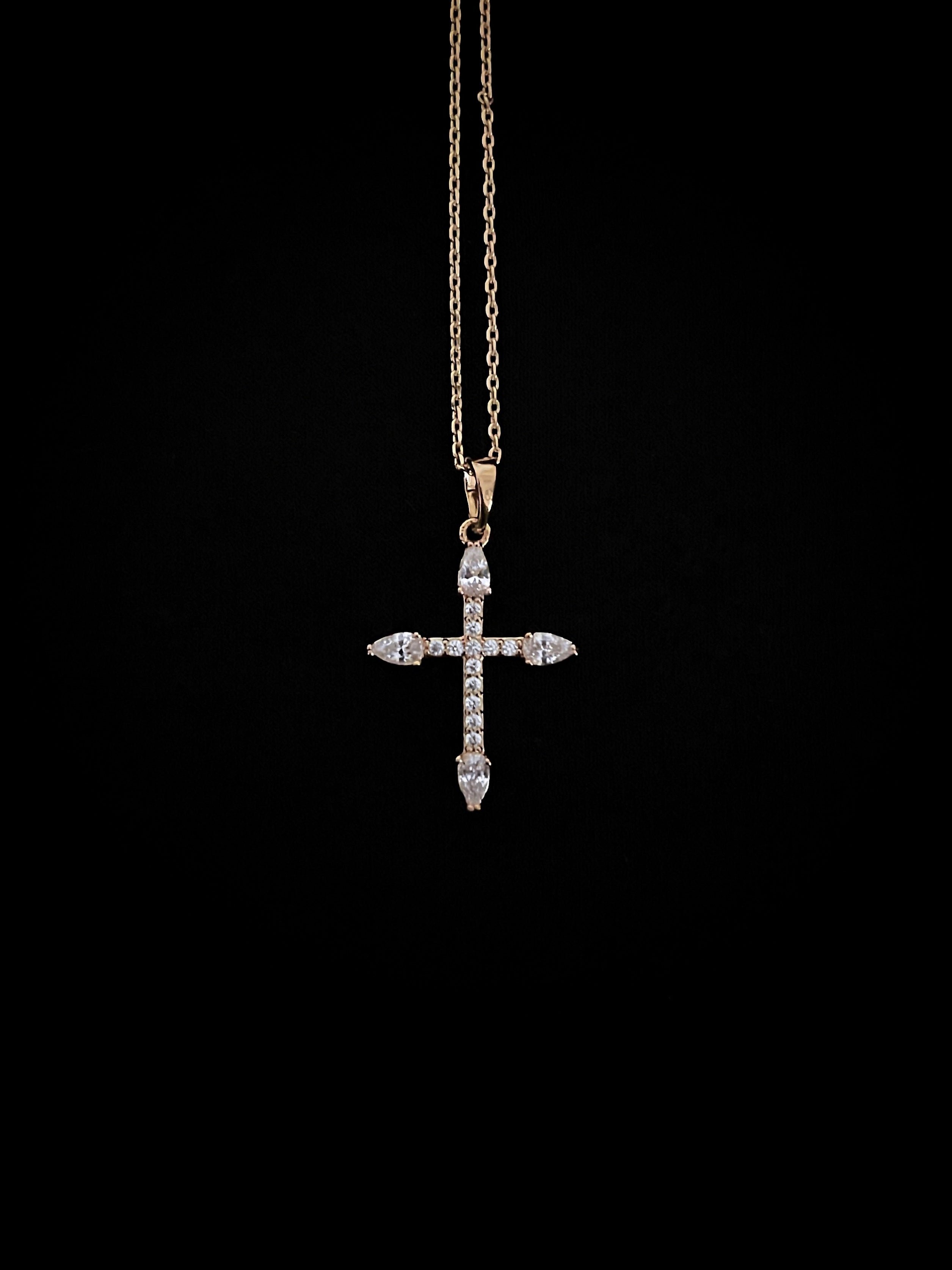 Collier croix élégant pour homme et femme, bijou chrétien en acier inoxydable doré.
