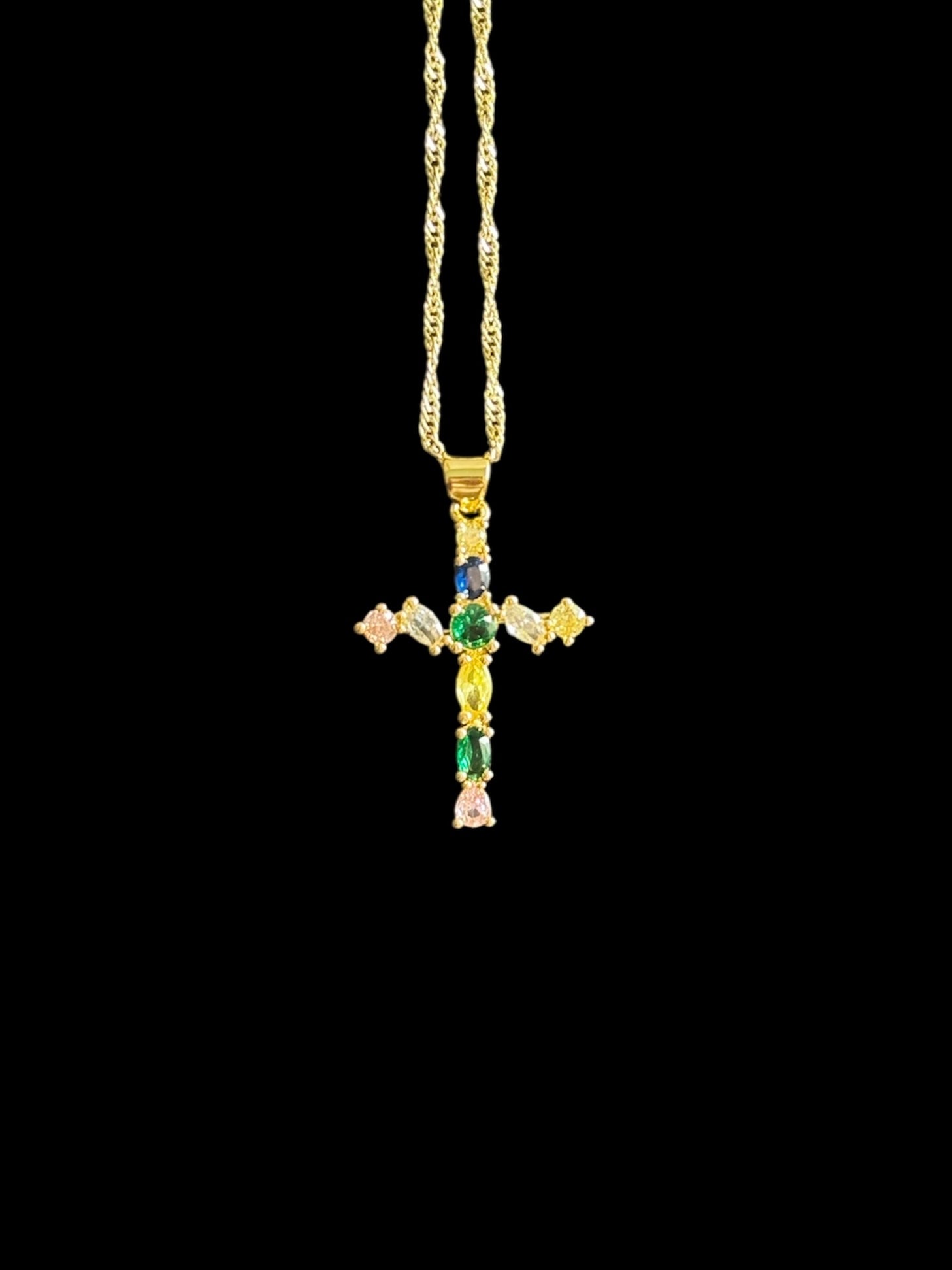 Croix en plaqué or zircon coloré – bijou chrétien contemporain