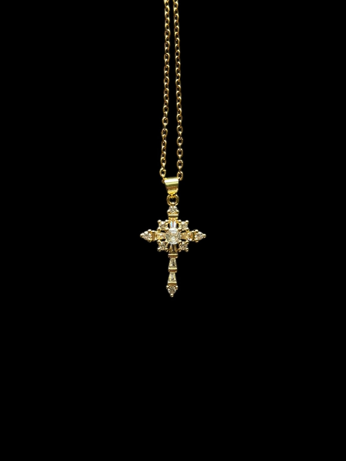 Collier croix dorée Éliora – bijou chrétien symbolisant la lumière divine et la foi en Dieu, bijou religieux élégant pour femme, Elohim Bijoux.