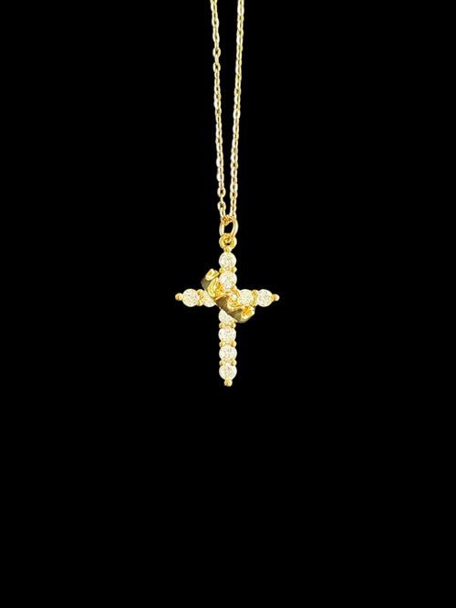 Collier chrétien dorée pavée de zircons avec couronne scintillante — pendentif chrétien en or inoxydable, symbole de foi et d’élégance