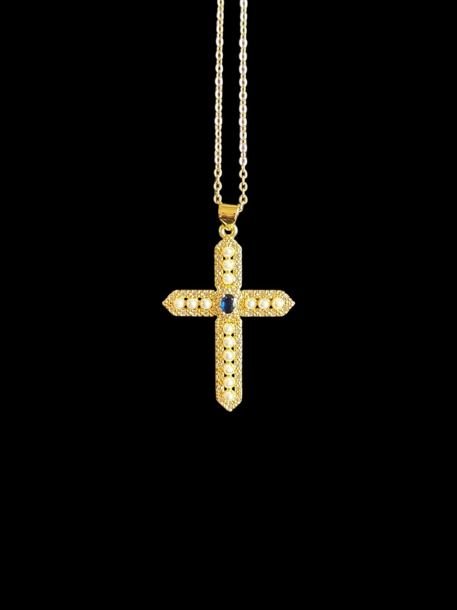 Collier croix dorée ornée de petites perles blanches et pierre centrale bleu profond — pendentif chrétien raffiné en acier inoxydable pour femme 