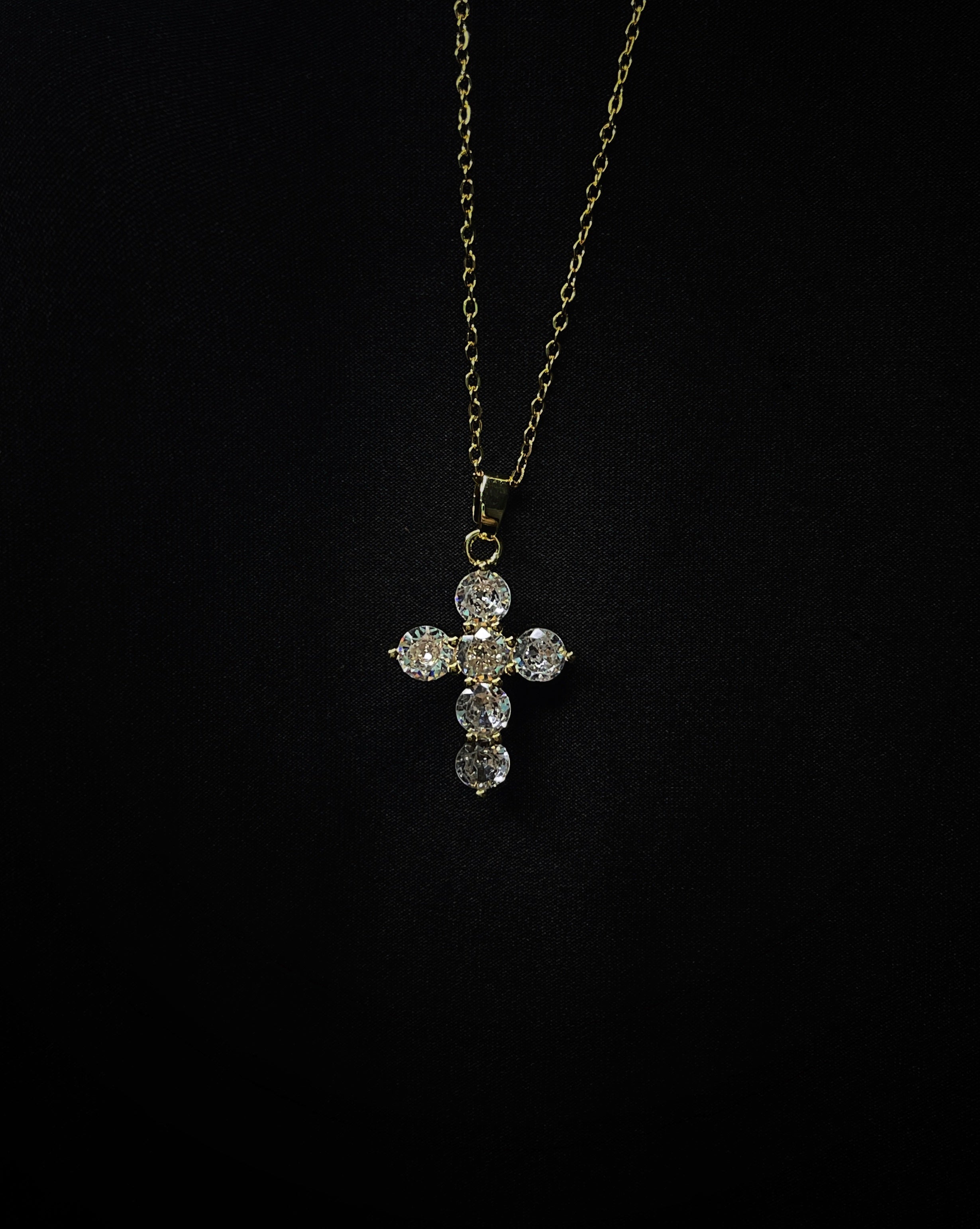 Collier chrétien avec pendentif croix classique en acier inoxydable.