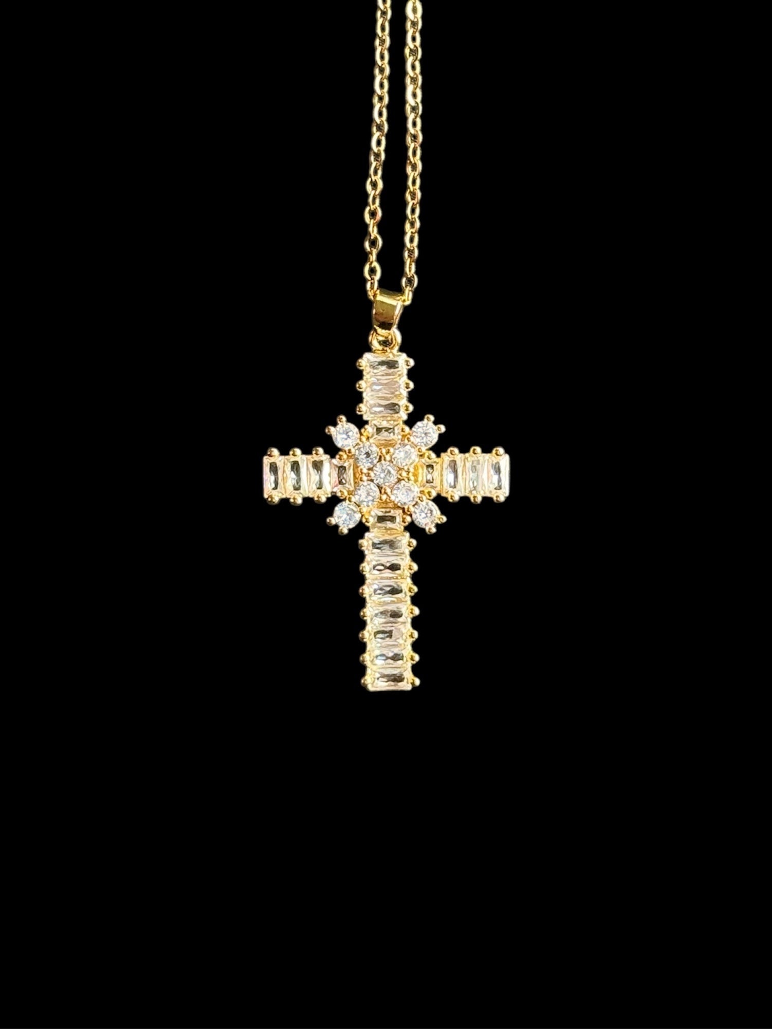 Collier chrétien en zircon, symbole de foi, de protection et de lumière divine. Bijou religieux élégant à porter chaque jour ou à offrir.