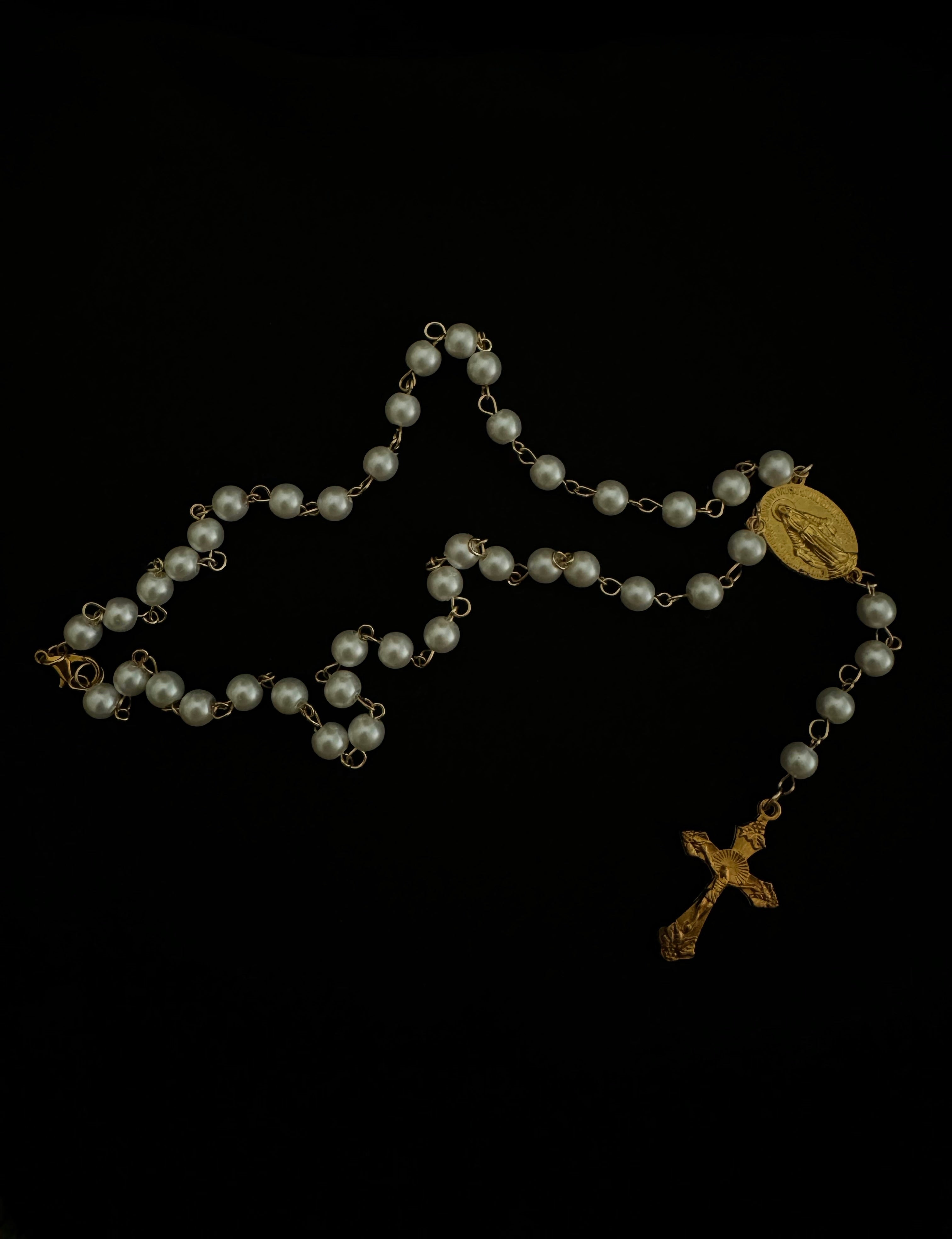 Chapelet chrétien en acier inoxydable avec croix, bijou de prière et de foi.