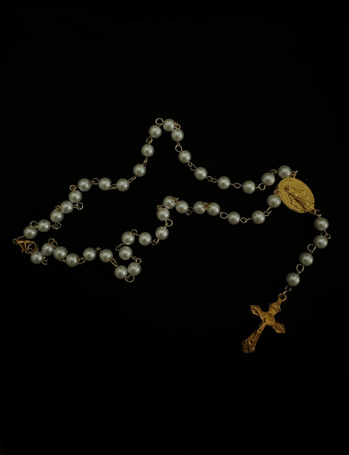 Chapelet chrétien en acier inoxydable avec croix, bijou de prière et de foi.