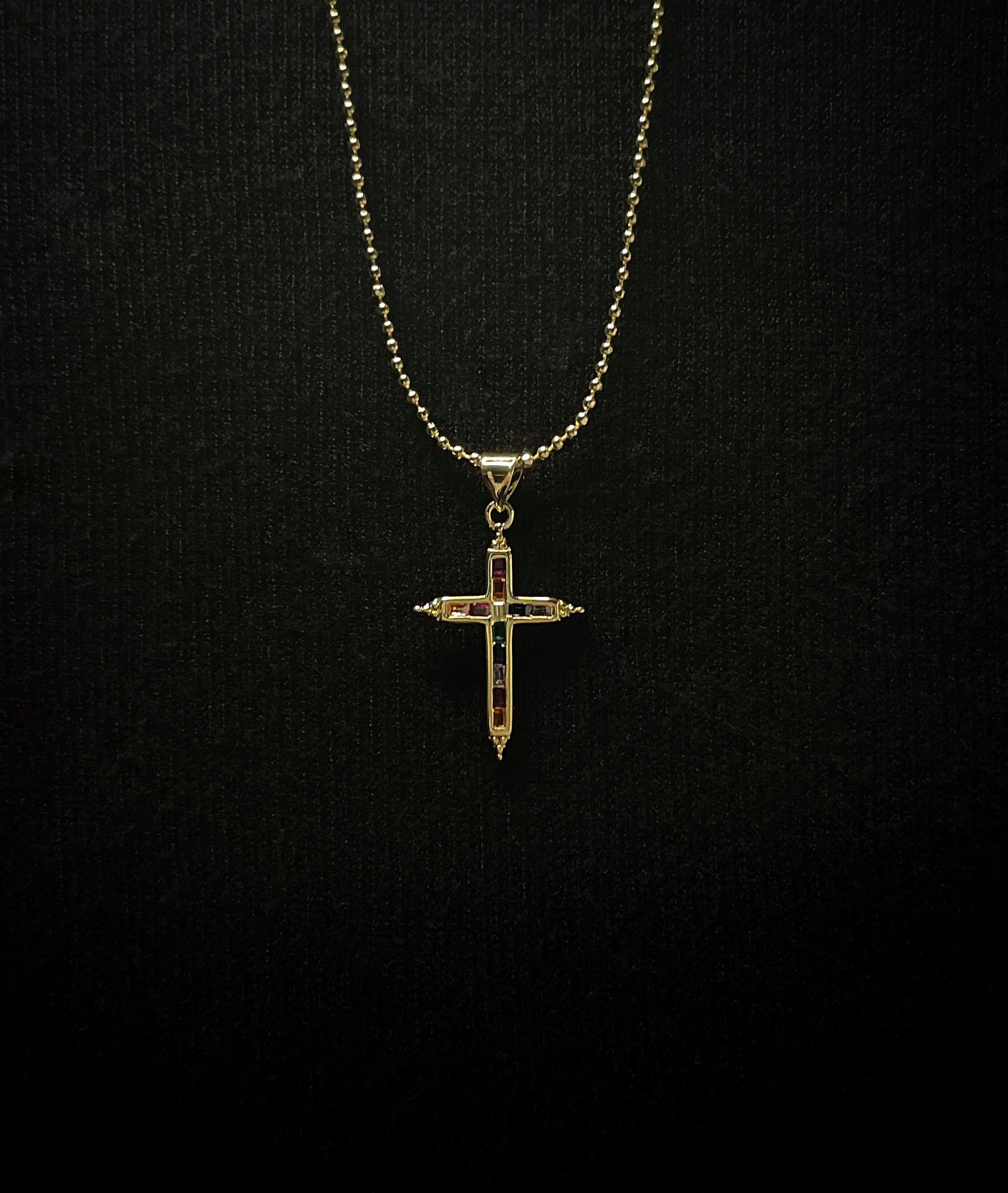 Bijou chrétien discret en plaqué or, croix fine et élégante.