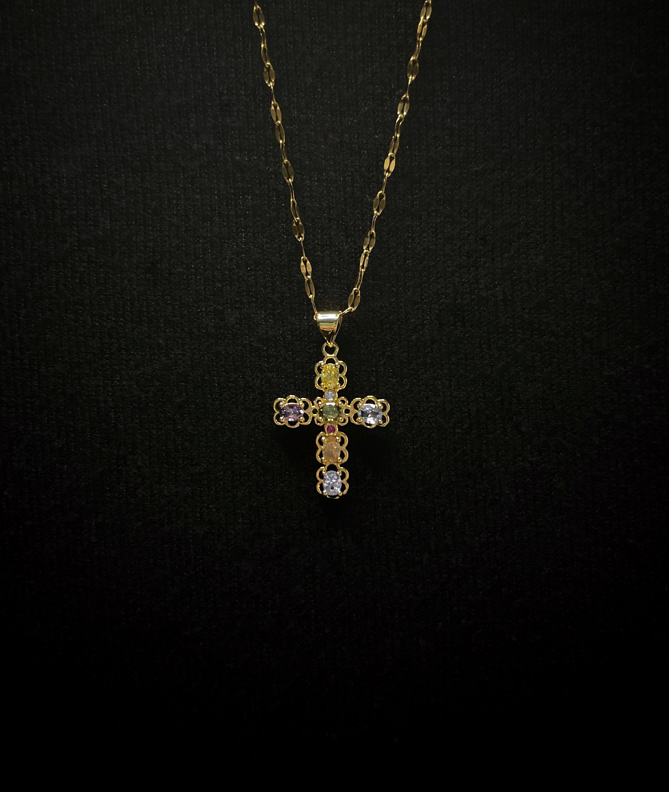 Collier croix chrétienne plaqué or avec zircon multicolores – bijou lumineux et spirituel