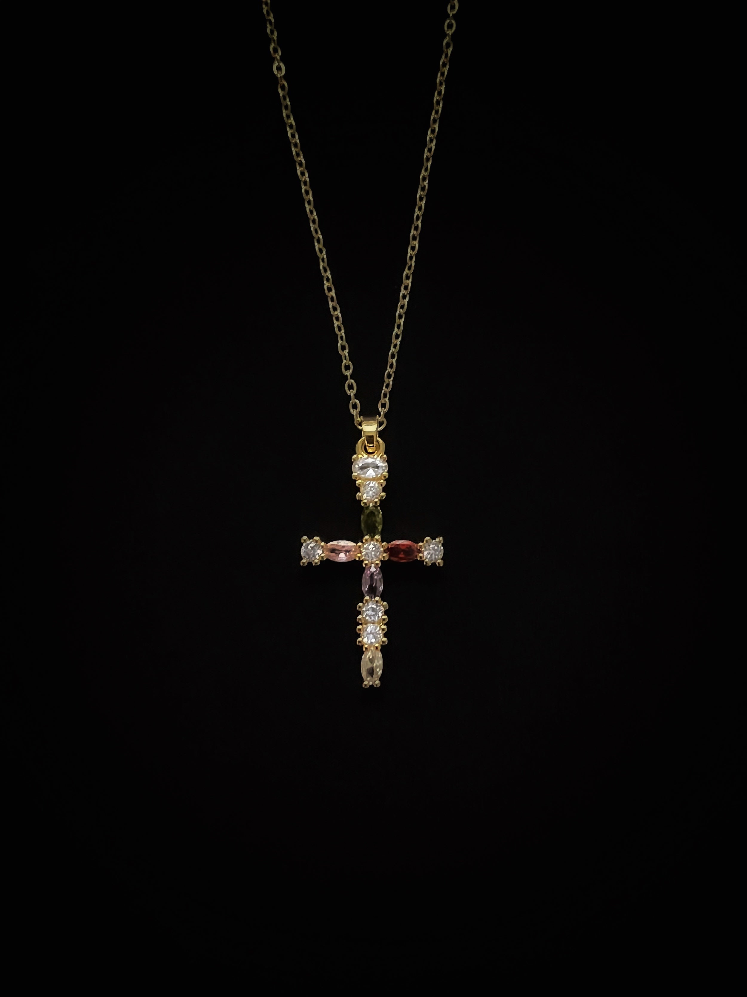Pendentif croix plaqué or et zircon colorés – style vibrant