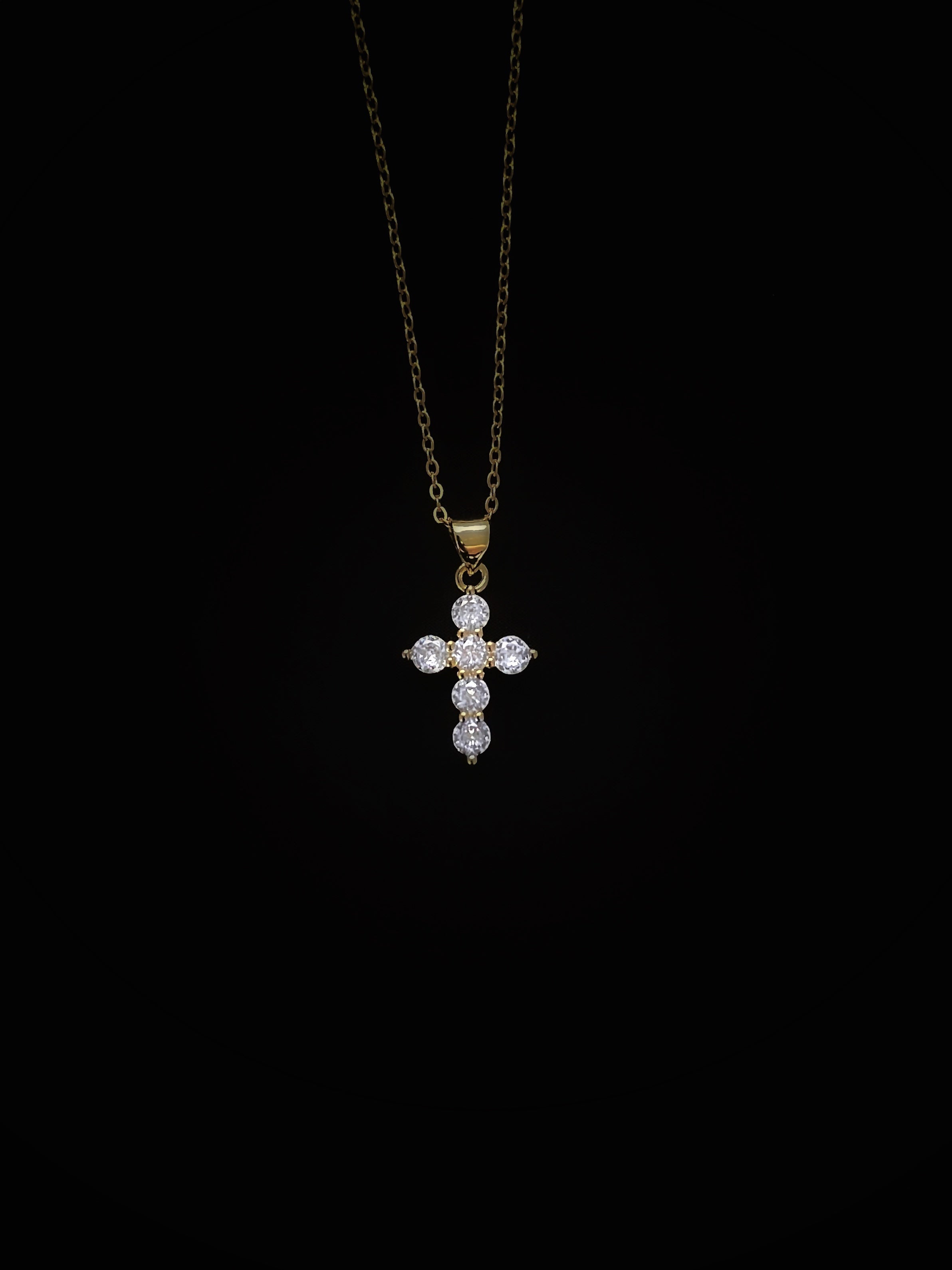 Pendentif croix chrétienne doré avec zircon brillants – style spirituel et raffiné
