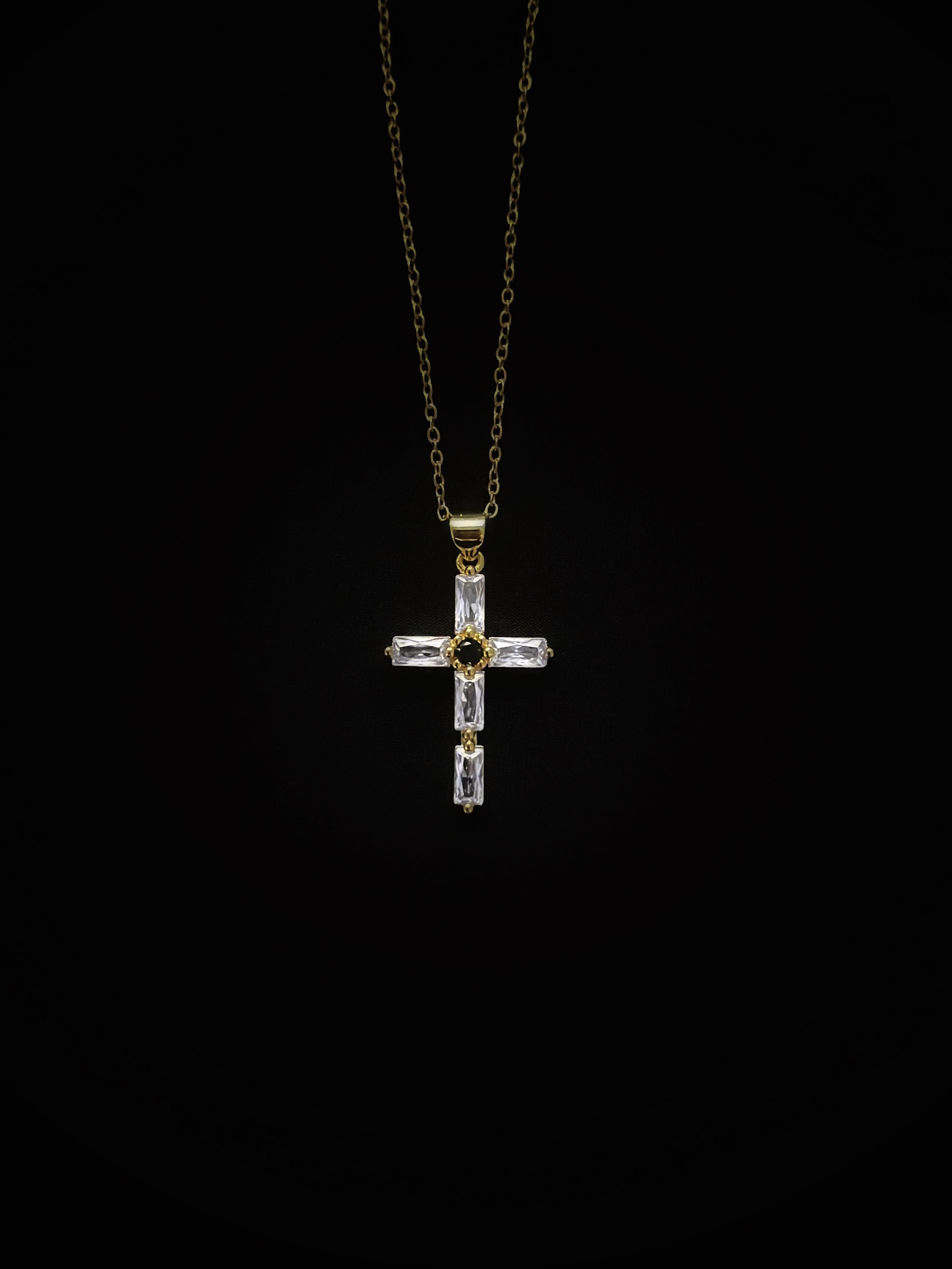 Croix plaquée or pour femme – bijou chrétien tendance et intemporel