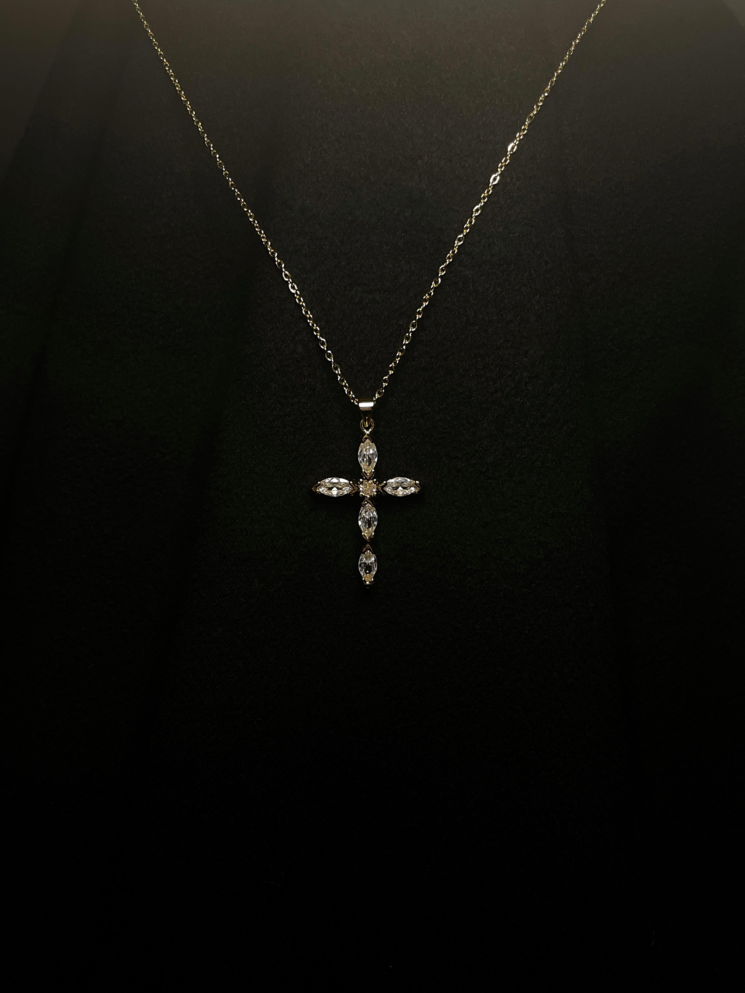 Collier croix chrétienne doré mixte avec zircon – bijou élégant et spirituel