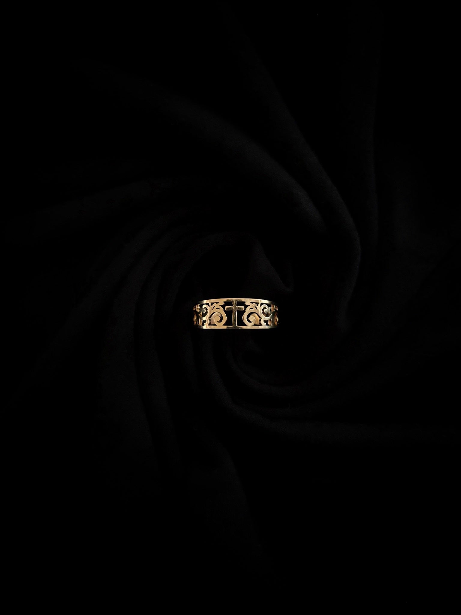 Bague en acier inoxydable avec croix chrétienne scintillante. 