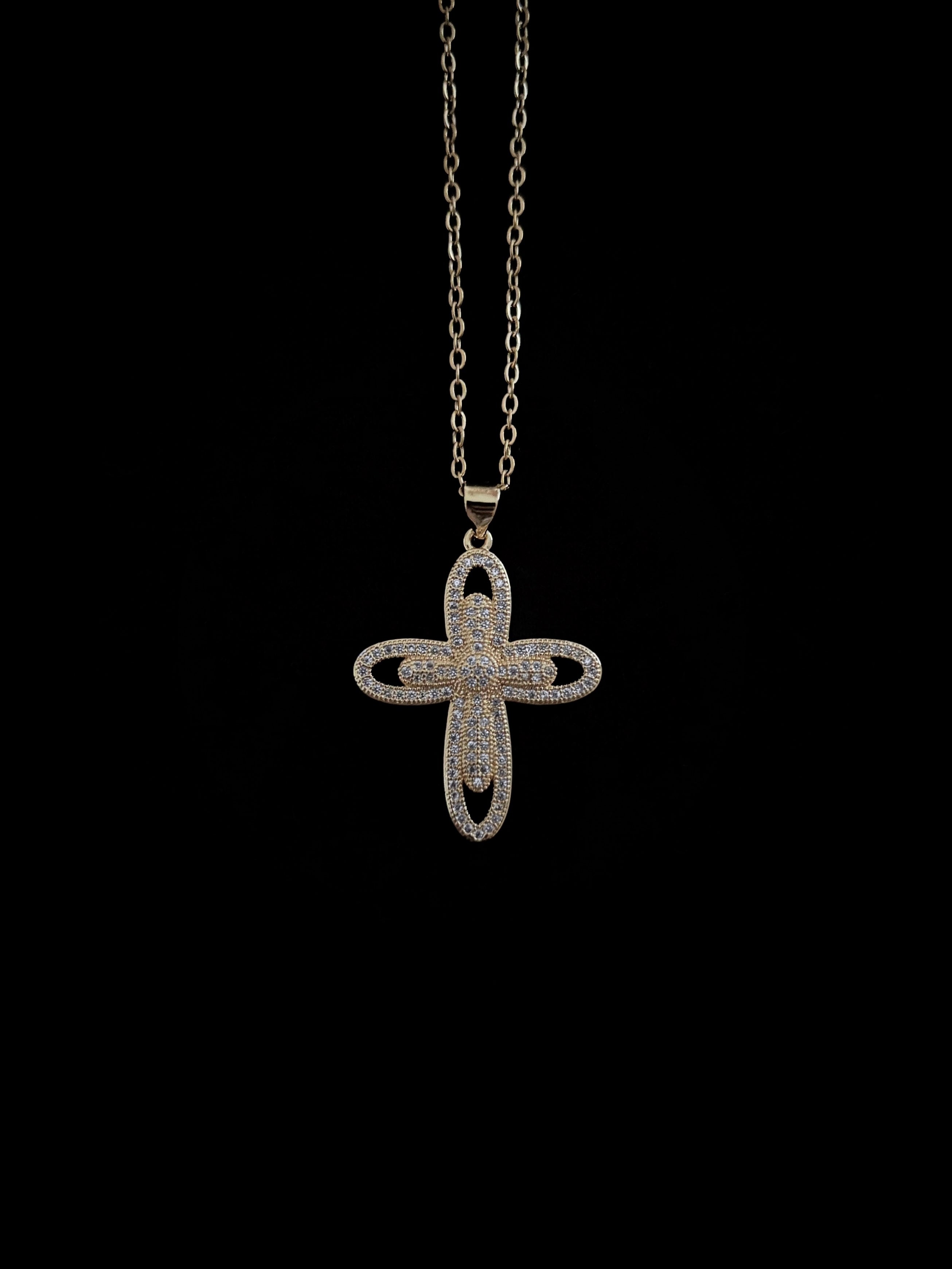Bijou croix plaqué or, symbole chrétien intemporel et spirituel.