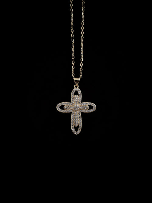 Bijou croix plaqué or, symbole chrétien intemporel et spirituel.