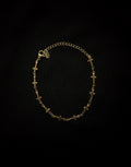 Bracelet croix en acier inoxydable, symbole religieux discret et stylé.