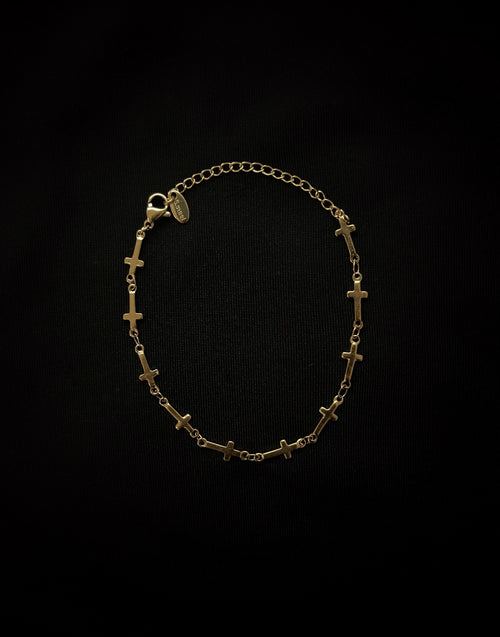 Bracelet croix en acier inoxydable, symbole religieux discret et stylé.