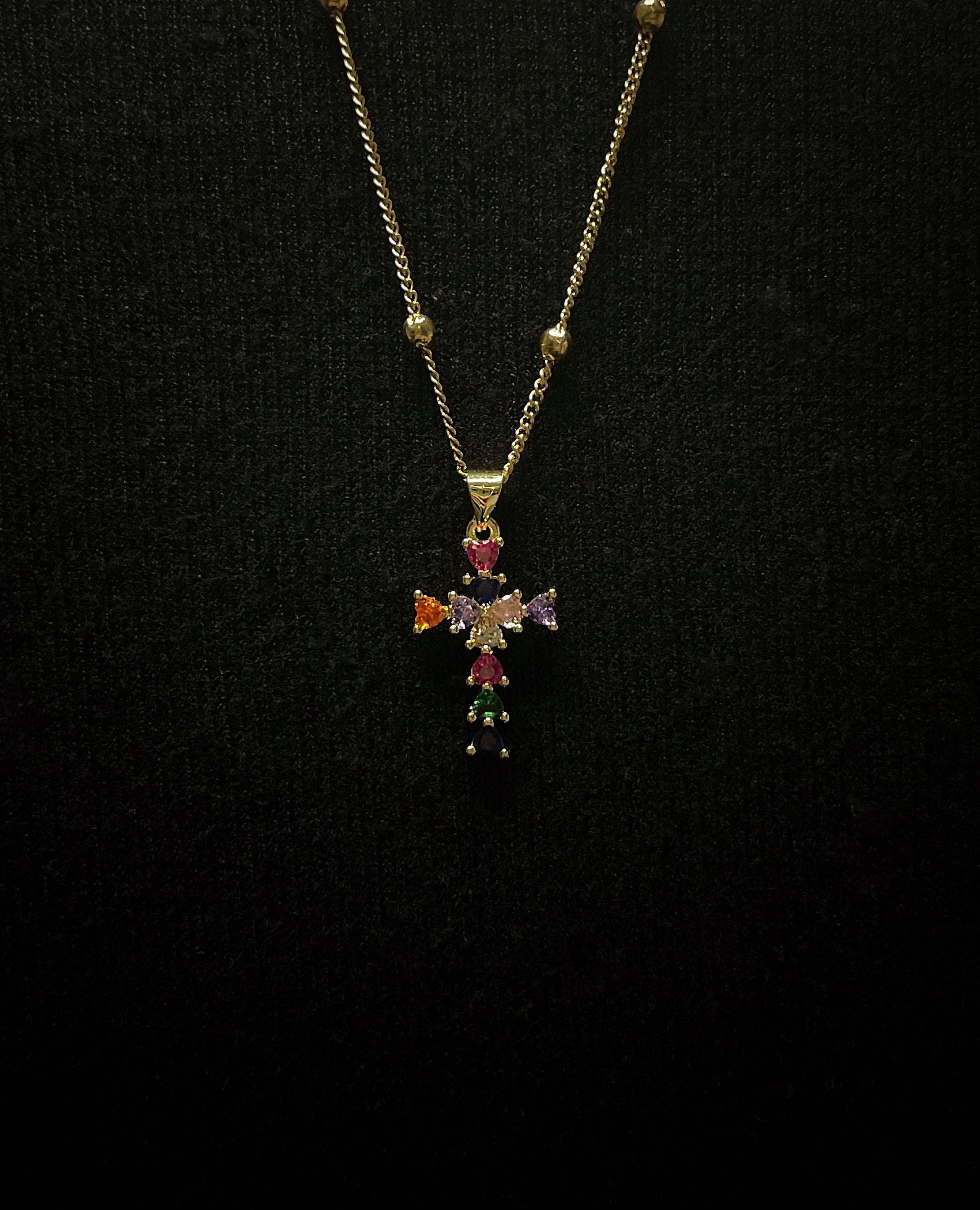 Collier croix chrétienne dorée avec pierres colorées – bijou tendance